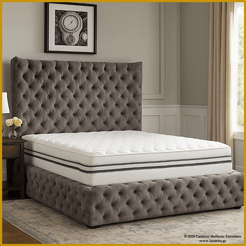 Κρεβατοκάμαρα διακοσμημένη με κλασικά έπιπλα. Ένα από τα υφασμάτινα κρεβάτια μας, με ταπετσαρία από γκρι βελούδο.