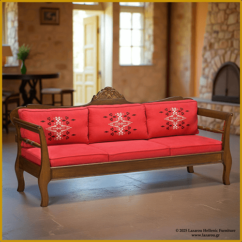 Χαρακτηριστικό σχέδιο στα παραδοσιακά έπιπλα είναι ο νησιώτικος ξύλινος καναπές. Τα μαξιλάρια του είναι με κόκκινο ύφασμα.